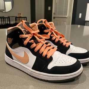 Jordan 1 MID SE Women’s 6.5